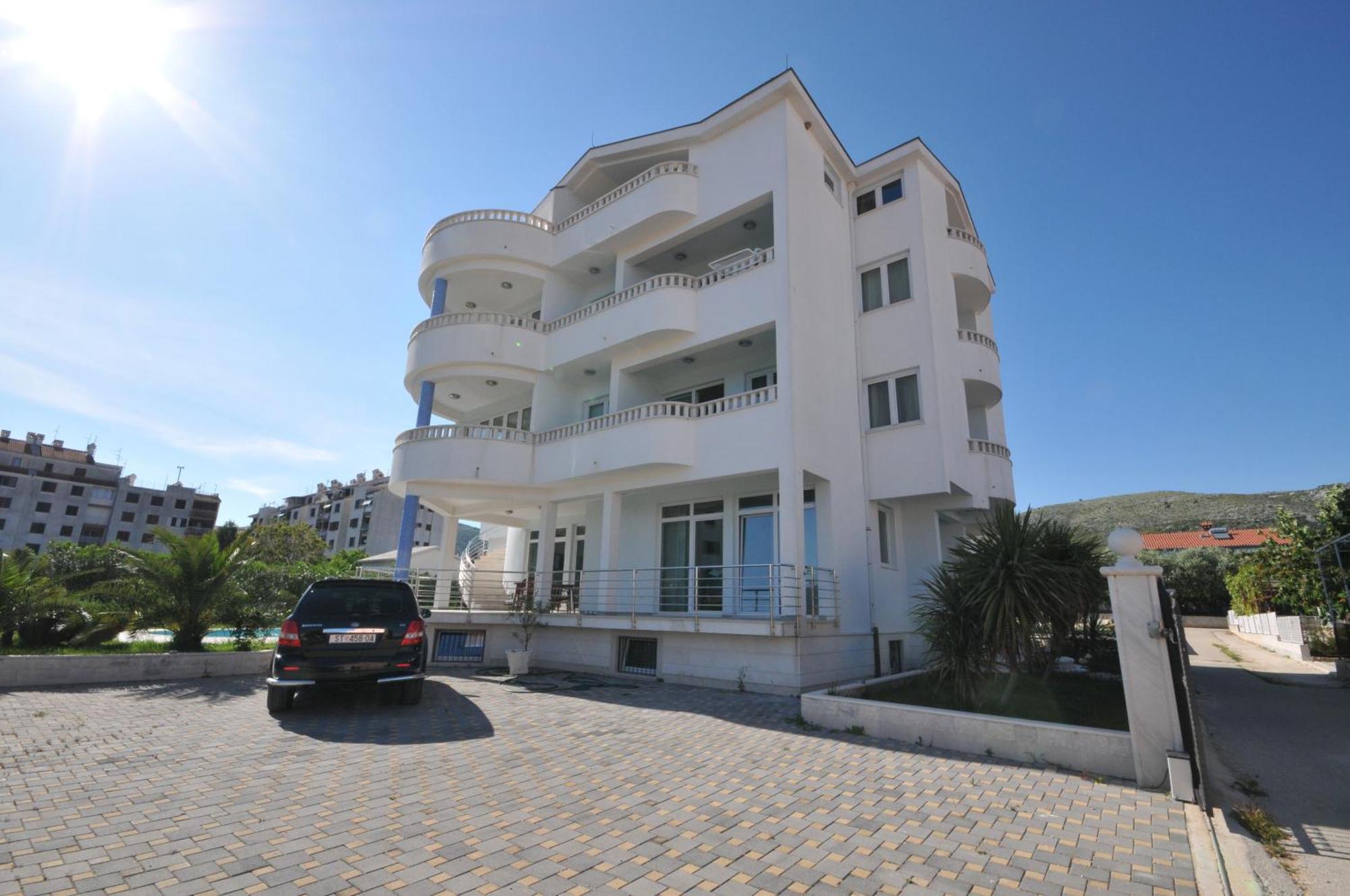 Apartments Villa Lida โตรกีร์ ภายนอก รูปภาพ