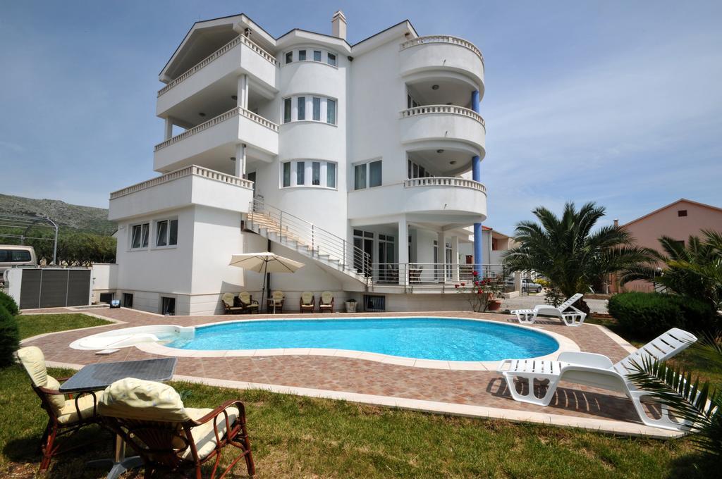 Apartments Villa Lida โตรกีร์ ภายนอก รูปภาพ