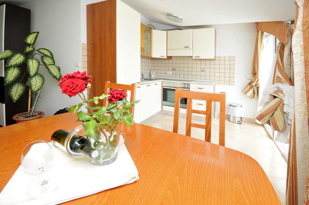Apartments Villa Lida โตรกีร์ ภายนอก รูปภาพ