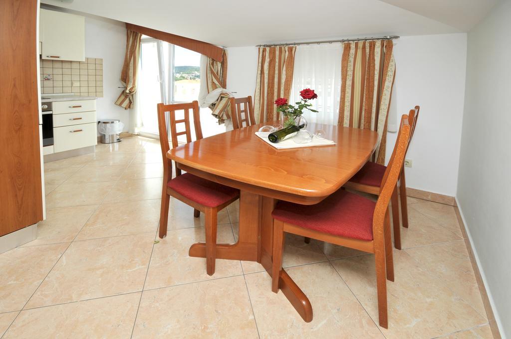 Apartments Villa Lida โตรกีร์ ภายนอก รูปภาพ
