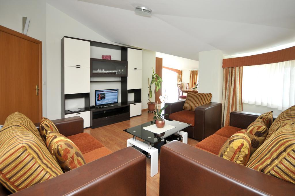 Apartments Villa Lida โตรกีร์ ภายนอก รูปภาพ